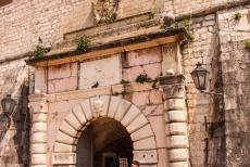 Kotor en de Baai van Kotor - De natuurlijke en cultuurhistorische omgeving van de stad Kotor: De 16de eeuwse Zeepoort is de hoofdingang naar het historisch centrum...