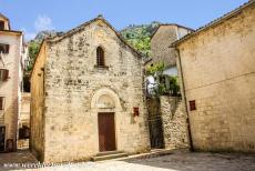 Kotor en de Baai van Kotor - Natuurlijke en cultuurhistorische omgeving van Kotor: De kerk van St. Michael, de Sveti Mihailo. De kerkje werd aan het eind van de 14de eeuw en...