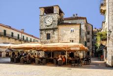 Kotor en de Baai van Kotor - Natuurlijke en cultuurhistorische omgeving van Kotor: De klokkentoren staat tegenover de Zeepoort is een van de symbolen van de...