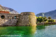 Kotor en de Baai van Kotor - Natuurlijke en cultuurhistorische omgeving van Kotor: De Kampana toren is een bastion van de vestingstad Kotor. De vestingmuren hebben...