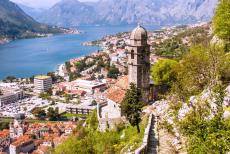 Kotor en de Baai van Kotor - Het kerkje van Onze-Lieve-Vrouwe der Gezondheid&nbsp;staat halverwege de vestingmuren van Kotor en kijkt uit over de baai. De kerk werd gebouwd in...