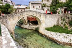 Oude Brug en historische stad van Mostar - Oude Brug en de historische stad van Mostar: De Kriva Cuprija, de Kromme Brug, dateert uit  ongeveer 1558. De stenen boogbrug lijkt...