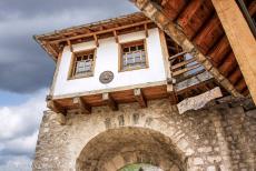 Oude Brug en historische stad van Mostar - Oude Brug en de historische stad van Mostar: De Mostari zijn de twee versterkte torens van de Stari Most, aan iedere kant van de brug...