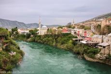 Oude Brug en historische stad van Mostar - Oude Brug en de historische stad van Mostar: De rivier de Neretva stroomt met haar prachtige groen getinte water door de historische...