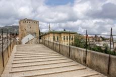 Oude Brug en historische stad van Mostar - Oude Brug en de historische stad van Mostar: De toegang naar de Stari Most gaat via de torens aan aanweerszijden van de brug. De Stari Most,...