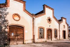 Crespi d'Adda - De voormalige textielfabriek ligt langs de hoofdstraat van het arbeidersdorp Crespi d'Adda. De fabriek werd in 2003 gesloten en is niet...