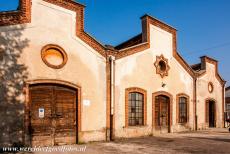 Crespi d'Adda - De voormalige katoenfabriek ligt langs de hoofdstraat van het arbeidersdorp Crespi d'Adda. De fabriek werd in 2003 gesloten en is niet geopend...