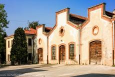 Crespi d'Adda - Crespi d'Adda: Een deel van de voormalige textielfabriek, de muren zijn witgewassen, de ramen en deuren zijn&nbsp;omzoomd&nbsp;met rode...