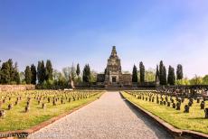 Crespi d'Adda - Crespi d'Adda: De begraafplaats met het pompeuze piramide-achtige mausoleum van de familie Crespi. De afstammelingen van de familie Crespi...
