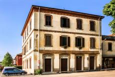 Crespi d'Adda - Crespi d&acute;Adda: Vanaf de voormalige supermarkt&nbsp;worden rondleidingen door het dorp gegeven. Tot&nbsp;halverwege 1970 bleef het dorp...