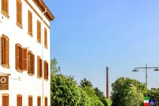 Crespi d'Adda - Crespi d'Adda: De schoorsteen van de fabriek is in het hele dorpje te zien.&nbsp;Crespi d'Adda werd gebouwd&nbsp;volgens&nbsp;een strak...