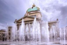 Oude stad van Bern - Oude van stad Bern: Het parlementsgebouw van Zwitserland staat aan de Bundesplatz. Voor het Bundeshaus spuiten 26 fonteinen het water in...