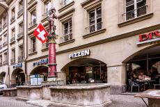 Oude stad van Bern - Oude stad van Bern: De Ryfflibrunnen en erachter de overdekte arcades in de Aarbergergasse. De Ryfflibrunnen is vernoemd naar Ryffli, een...
