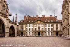 Oude stad van Bern - Oude stad van Bern: Het Stiftsgebäude op de Münsterplatz, aan de linkerkant de ingang naar de Berner Münster. De...