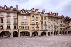 Oude stad van Bern - Oude stad van Bern: De arcades, of gaanderijen, aan de Münstergasse in het oude centrum van Bern. De arcades langs de straten en pleinen van...