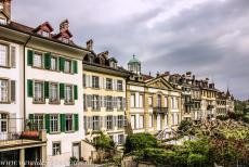 Oude stad van Bern - Een rij huizen in het historische centrum van Bern in de omgeving van de Münstergasse, gezien vanaf het Münsterplatform....
