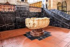 Romeinse Monumenten in Trier - Romeinse Monumenten, Dom en Onze-Lieve-Vrouwekerk in Trier: Het marmeren doopvont in de Dom. De Dom van Trier heet officieel de Hoge Domkerk...
