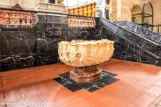 Romeinse Monumenten in Trier - Romeinse Monumenten, Dom en Onze-Lieve-Vrouwekerk in Trier: Het marmeren doopvont in de Dom. De Dom van Trier heet officiëel de Dom St....