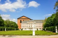 Romeinse Monumenten in Trier - Romeinse Monumenten, de Dom en Onze-Lieve-Vrouwekerk in Trier: Het Keurvorstelijk paleis. De rococo zuidvleugel is vanuit de paleistuin te zien,...