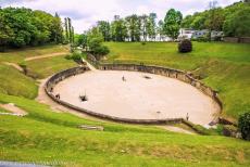 Romeinse Monumenten in Trier - Romeinse Monumenten, de Dom en Onze-Lieve-Vrouwekerk in Trier: De ovale arena van het Romeinse amfitheater; de arena is 75 meter lang en 50 meter...