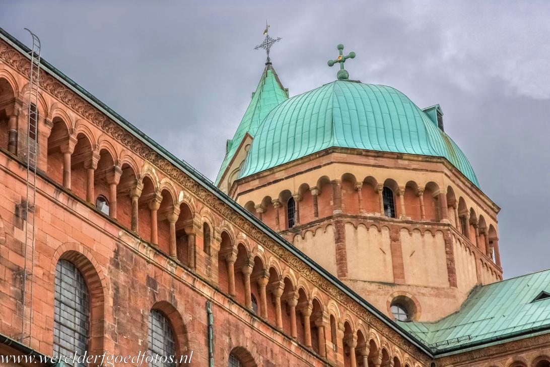 Dom van Speyer - Onder de centrale koepel van de Dom van Speyer&nbsp;loopt een&nbsp;dwerggalerij. De Dom van Speyer is het eerste&nbsp;gebouw in Duitsland met...