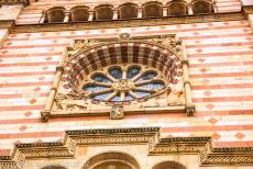 Dom van Speyer - Dom van Speyer: Het roosvenster in de westgevel van de Dom; de sculpturen beelden Christus uit, omringd&nbsp;door de symbolen van de vier...