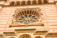 Dom van Speyer - Dom van Speyer: Het roosvenster in de westgevel van de Dom, de sculpturen beelden Christus uit, omringd door de symbolen van de vier...