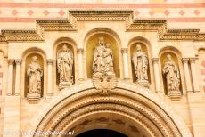 Dom van Speyer - Dom van Speyer: Een rij beelden boven het hoofdportaal van de westgevel, het middelste beeld toont de Maagd met het kind Jezus. De bouw van...