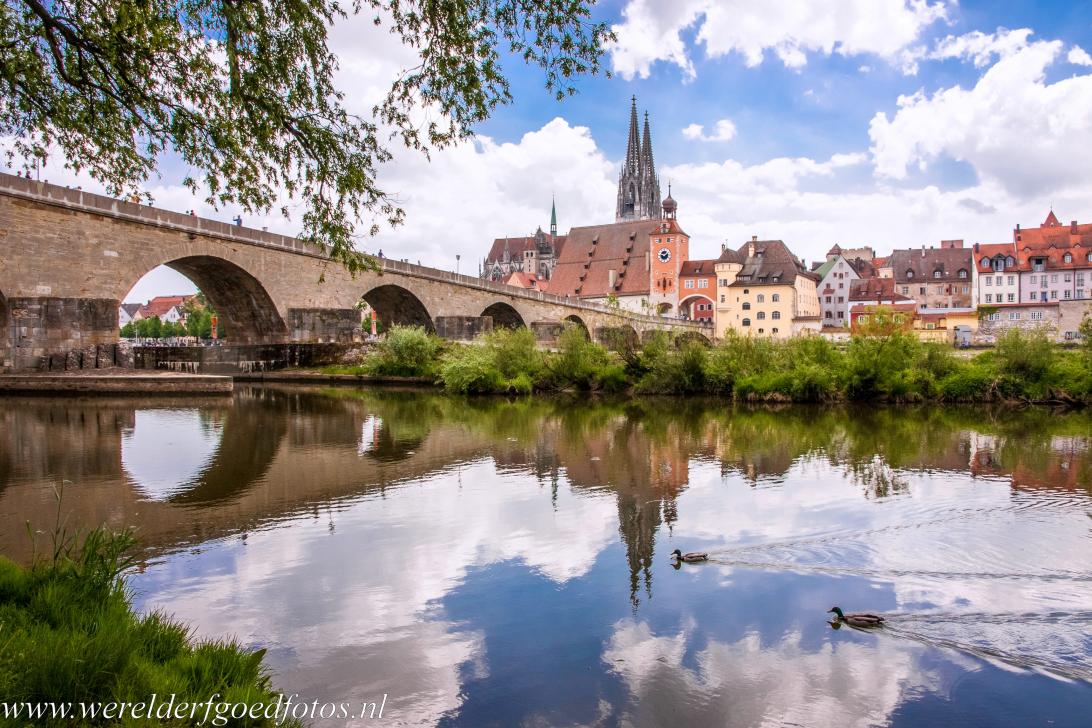 Oude stad van Regensburg met Stadtamhof - Oude stad van Regensburg met Stadtamhof: De Steinerne Br&uuml;cke is&nbsp;een stenen boogbrug over de rivier de Donau. De brug&nbsp;werd tussen...