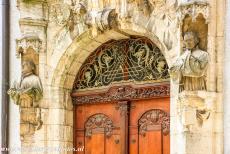 Oude stad van Regensburg met Stadtamhof - Oude stad van Regensburg met Stadtamhof: De entreepoort van het Haus der Kirche is rijkelijk verfraaid, links een standbeeld van de monnik en...