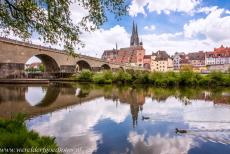 Oude stad van Regensburg met Stadtamhof - Oude stad van Regensburg met Stadtamhof: De Steinerne Br&uuml;cke is&nbsp;een stenen boogbrug over de rivier de Donau. De brug&nbsp;werd tussen...