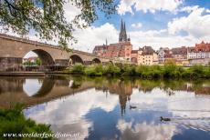 Oude stad van Regensburg met Stadtamhof - Oude stad van Regensburg met Stadtamhof: De Steinerne Brücke is een stenen boogbrug over de rivier de Donau, de brug werd in...