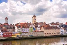 Oude stad van Regensburg met Stadtamhof - Oude stad van Regensburg met Stadtamhof: Links de Goldener Turm (Gouden Toren) en&nbsp;rechts de klokkentoren van het Altes Rathaus (Oude...