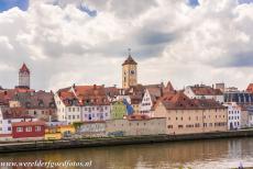 Oude stad van Regensburg met Stadtamhof - Oude stad van Regensburg met Stadtamhof: Links de Goldener Turm, de Gouden Toren, rechts de klokkentoren van het Altes Rathaus, het Oude Raadhuis....