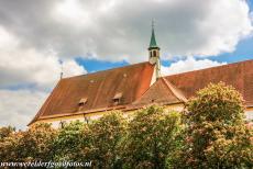 Oude stad van Regensburg met Stadtamhof - Oude stad van Regensburg met Stadtamhof: Bloeiende kastanjebomen rond de Alte Kapelle, de Onze-Lieve-Vrouwe van de Oude Kapel, in...