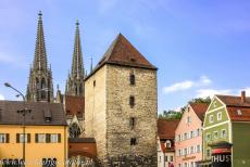Oude stad van Regensburg met Stadtamhof - Oude stad van Regensburg met Stadtamhof: De R&ouml;merturm (Romeinse toren), is&nbsp;28 meter hoog en heeft muren van vier&nbsp;meter dik. De...