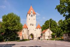 Oude stad van Regensburg met Stadtamhof - Oude stad van Regensburg met Stadtamhof: De Ostentor met de klokkentoren van de oude stad. Het is&nbsp;de oostelijke stadspoort van Regensburg. De...