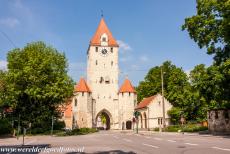 Oude stad van Regensburg met Stadtamhof - Oude stad van Regensburg met Stadtamhof: De Osttor met de klokkentoren van de oude stad. De Osttor is de oostelijke stadspoort van...