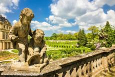 Residentie van Würzburg - Residentie van Würzburg: De muur van het tuinterras voor de oostfaçade is verfraaid met putti. In de...