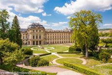 Residentie van Würzburg - Residentie van Würzburg: Een deel van de barokke hoftuinen aan de oostkant, de Ostgarten, op de achtergrond de imposante residentie. De...