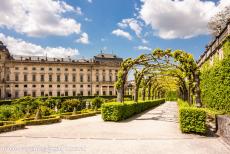 Residentie van Würzburg - Residentie van Würzburg: Een berceau in de Südgarten, op de achtergrond de residentie. In de residentie wordt het hele plafond...