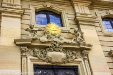 Residentie van Würzburg - Residentie van Würzburg: De entree van de hofkapel met erboven het Alziend Oog. De hofkapel of Hofkirche is rijk...