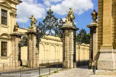 Residentie van Würzburg - Würzburg Residentie: Smeedijzeren toegangspoorten geven vanaf de Cour d'Honneur toegang tot de hoftuinen. De Cour d'Honneur is het...