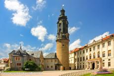 Klassiek Weimar - Classical Weimar: Het Slot op de Burgplatz met de toren is het voormalige hertogelijk paleis van Weimar. De componist J.S. Bach was organist en...