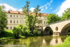 Klassiek Weimar - Classical Weimar: De Sternbrücke en het Slot op de Burgplatz gezien vanuit het Park an der Ilm. De Sternbrücke is de oudste brug...