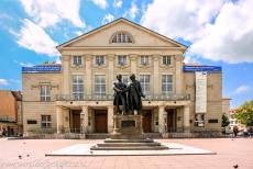 Klassiek Weimar - Klassiek Weimar: Het Goethe en Schiller Monument staat voor het Deutsches Nationaltheater (Duitse Nationaal Theater) op de Theaterplatz. Het...