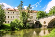 Klassiek Weimar - Klassiek Weimar: De Sternbr&uuml;cke en het&nbsp;Slot op de Burgplatz gezien vanuit het Park an der Ilm. De Sternbr&uuml;cke is de oudste brug van...