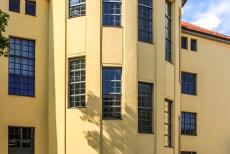 Het Bauhaus en zijn locaties in Weimar - Bauhauslocaties in Weimar en Dessau: Achterzijde van de Bauhaus Universiteit Weimar. Vanaf haar oprichting in 1919 was het Bauhaus gevestigd in... Het Bauhaus en zijn locaties in Weimar - Bauhauslocaties in Weimar en Dessau: Achterzijde van de Bauhaus Universiteit Weimar. Vanaf haar oprichting in 1919 was het Bauhaus gevestigd in...