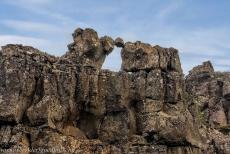 Nationaal Park Thingvellir - Nationaal Park Thingvellir: Een opmerkelijke lavaformatie bij de Lögberg in Thingvellir, op deze berg stond de woordvoerder van het IJslandse...