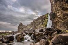 Nationaal Park Thingvellir - Nationaal Park Thingvellir: De waterval Öxarárfoss stort van de Noord-Amerikaanse plaat in de Almannagjá,...